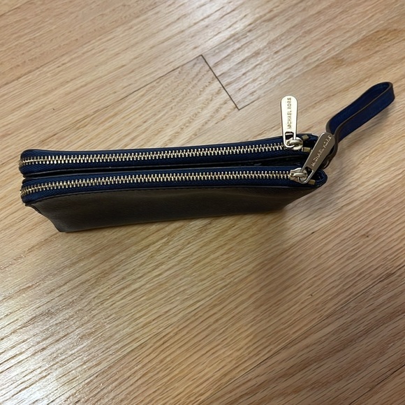 Michael Kors wallet mini bag wristlet with flower design, navy blue - Picture 3 of 6